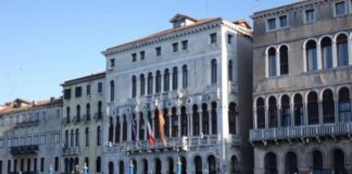 La Giunta di Venezia incentiva i negozi di vicinato Ca' Farsetti, sede del Municipio di Venezia