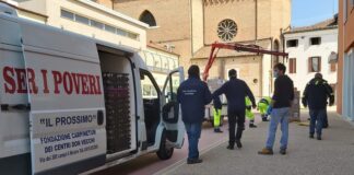 La distribuzione di buoni spesa e kit alimentari per le famiglie veneziane Distribuzione buoni spesa e kit alimentari ai poveri - foto di repertorio