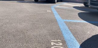 Va a stampare lo scontrino della sosta nelle strisce blu, si ritrova la multa Strisce blu - foto di repertorio