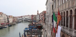 Un minuto di silenzio e un lenzuolo bianco per celebrare la Giornata della legalità