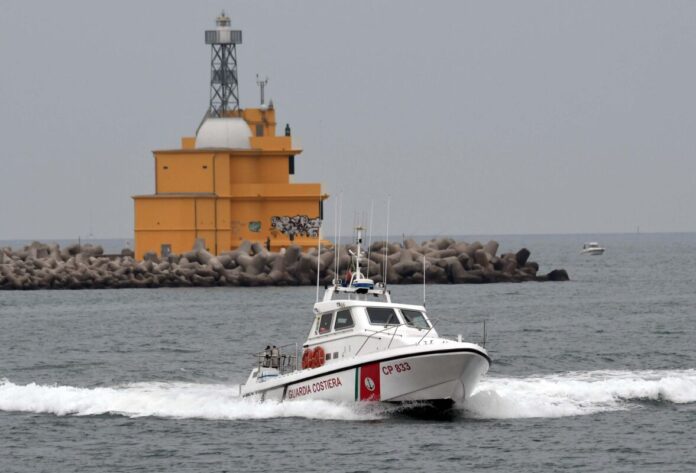 VENEZIA 16/10/18 - Operazione di addestramento della capitaneria di porto al largo di Pellestrina. Coinvolte nel simulato salvataggio un elicottero e tre motovedette.