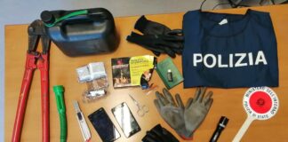 Stalking, arrestati due italiani arnesi sequestrati dalla Polizia a Marghera