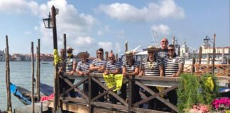 Ecco la gondola fiorita a San Marco Gondola fiorita