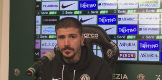 Venezia FC, Vacca: “Il mio futuro? La società non mi ha ancora chiamato, ma nel frattempo penso a fare del mio meglio” Antonio Junior Vacca in una conferenza stampa (foto di archivio)