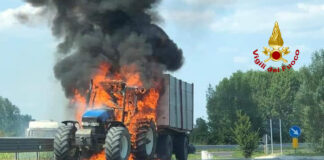 Martellago, incendio di un trattore: nessun ferito ma alta colonna di fumo Incendio di un trattore a Martellago