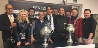 La Giunta approva l’intitolazione a Luca Miani della sala stampa dello stadio Penzo Luca Miani (a sinistra) in una foto di gruppo in sala stampa al Penzo
