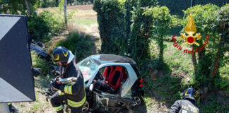 Salzano, incidente tra due auto finite entrambe fuori strada: ferite due donne Vigili del Fuoco in soccorso a Salzano