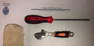 Fratelli ladri d’appartamento bloccati a Marghera con strumenti da scasso: uno dei due ha 11 anni gli arnesi da scasso sequestrati