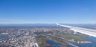 Vaccini: il digital “Green” pass per rilanciare i viaggi in Unione Europea Un aereo sopra i cieli del veneziano (immagine di repertorio)