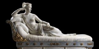 Rompe il piede alla statua per un selfie, beccato dai carabinieri