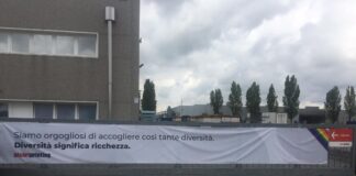 “Diversità significa ricchezza” è la risposta di Pixartprinting alle scritte razziste Uno degli striscioni esposti da Pixartprinting