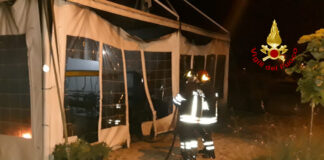 Caorle, tensostruttura a fuoco nella notte