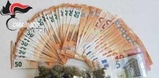 Un banale incidente, ma i carabinieri lo arrestano per spaccio