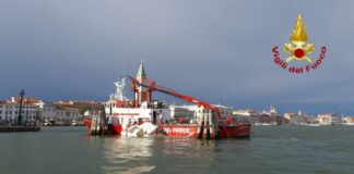 Recuperato il barchino affondato a Punta della Dogana Le operazioni di recupero del barchino