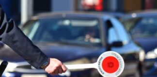 Beccato senza patente, si “spaccia” per il fratello