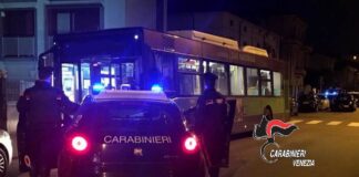 Mestre, arrestato dai Carabinieri esibizionista osceno I carabinieri in azione presso l'autobus oggetto della "esibizione" oscena