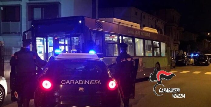 I carabinieri in azione presso l'autobus oggetto della 