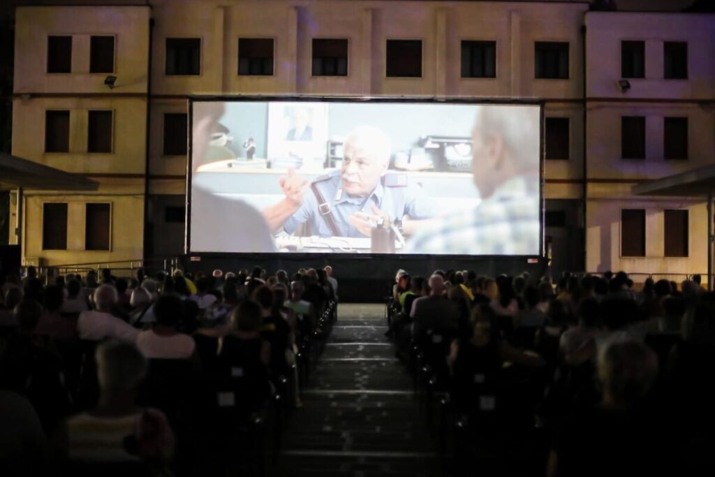 Cinema sotto le stelle (foto di repertorio)