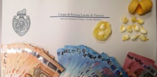 Due arresti per spaccio di droga e una denuncia per rissa Il denaro e la droga sequestrati