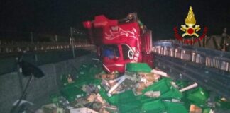 Statale Romea, nella notte tir si schianta contro un cantiere