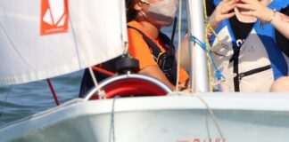 Turismo sociale inclusivo a Caorle: lezioni di vela al Circolo Nautico Santa Margherita Un momento delle lezioni in barca