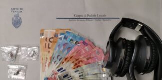 Spaccia eroina in cambio di denaro e di un paio di cuffie bluetooth, arrestato dalla Polizia locale La droga, il denaro e le cuffie sequestrate