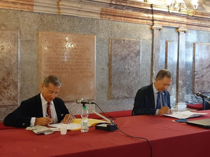 Il momento della firma