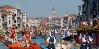 Regata storica 2020: norme comportamentali per il pubblico a terra e in acqua Il passaggio del Doge e della Dogaressa in una passata edizione della Regata Storica