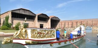 Terminati i lavori di restauro della bissona Serenissima: sfilerà alla Regata storica del 6 settembre La Bissona dopo il restauro