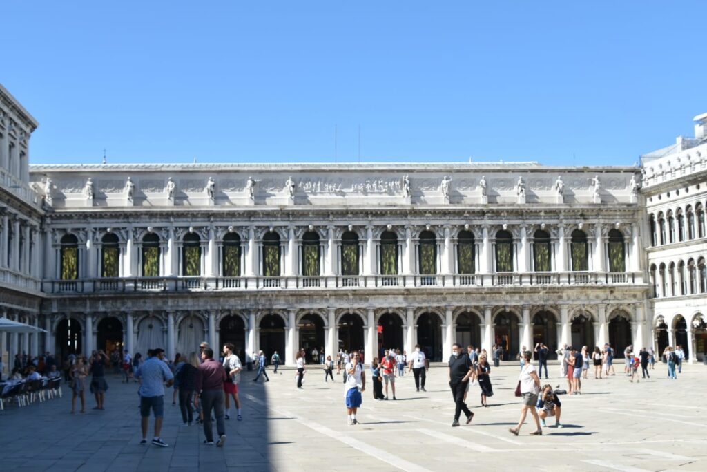 L'installazione di Plessi in Piazza San Marco
