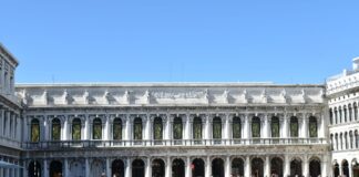 Piazza San Marco si illumina con le cascate d’oro di Fabrizio Plessi, la nuova installazione sulla facciata del Museo Correr L'installazione di Plessi in Piazza San Marco