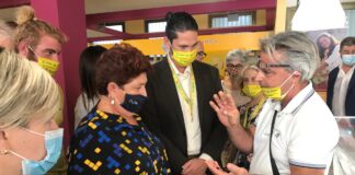 La Ministra Bellanova incontra i produttori veneziani al mercato agricolo coperto a Mestre La Ministra Bellanova con l'allevatore di cozze Ballarin