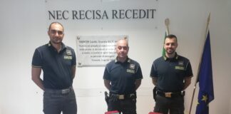 Operazione “Fake Jewelry”: scoperto laboratorio di gioielli e orologi con marchio contraffatto La Guardia di Finanza con gli oggetti sequestrati