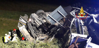 A4, San Stino di Livenza: camion si rovescia nella scarpata