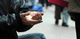 Chiedevano denaro ai passanti con insistenza, allontanati e sanzionati dalla polizia locale