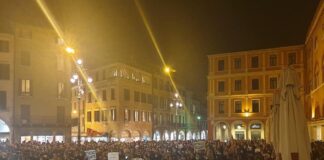 Piazza dei Signori strapiena per dire “no” al Dpcm e al Governo