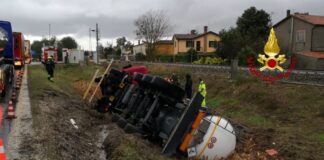 Chioggia, sulla Romea si rovescia cisterna carica di ipoclorito di sodio