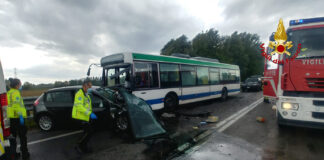 Scontro frontale tra una macchina ed un autobus a Marano di Mira: un decesso e quattro feriti I mezzi incidentati dopo lo scontro frontale a Marano di Mira