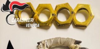 Portogruaro, i Carabinieri denunciano un 21enne per detenzione abusiva di armi I tirapugni sequestrati