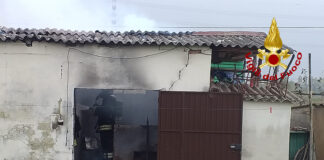 Spinea, incendio in un ricovero di mezzi agricoli con tetto in eternit: nessun ferito ma struttura inagibile I Vigili del Fuoco mentre domano l'incendio