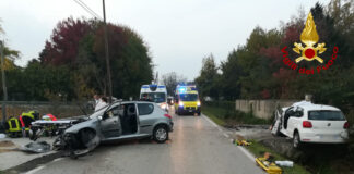 Campagna Lupia, frontale tra due auto. Un anziano resta incastrato