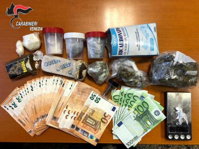 La droga, il denaro ed il materiale sequestrati
