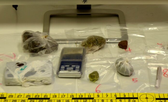 La droga e il materiale sequestrato dalla Polizia