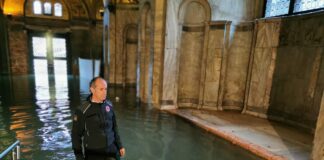 Maltempo, la Regione apre lo stato di crisi Il Presidente della Regione Veneto Luca Zaia a Venezia durante l'"acqua granda" del novembre 2019