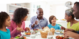 Pranzo sotto un capannone a Quinto, beccati dai militari