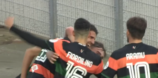 V.Entella-Venezia FC 0-2, Ceccaroni: “Dovrò una cena ad Aramu per il suo assist!” Ceccaroni festeggiato dai compagni dopo il goal