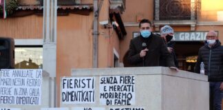 L’assessore Costalonga alla manifestazione promossa dal G.O.I.A. in difesa del commercio ambulante Costalonga interviene alla manifestazione del GOIA
