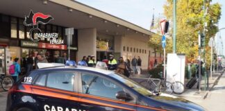 Mestre, arrestata dai Carabinieri una spacciatrice di droga I Carabinieri di Mestre in azione davanti la stazione ferroviaria