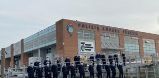 Un corso innovativo per i 21 nuovi ufficiali della Polizia locale di Venezia I nuovi Poliziotti davanti la sede della Polizia Locale dell'Isola del Tronchetto a Venezia