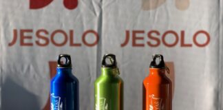 Jesolo, 1.100 regali ai bambini delle scuole primarie per aiutare l’ambiente Le borracce di Veritas donate ai bambini